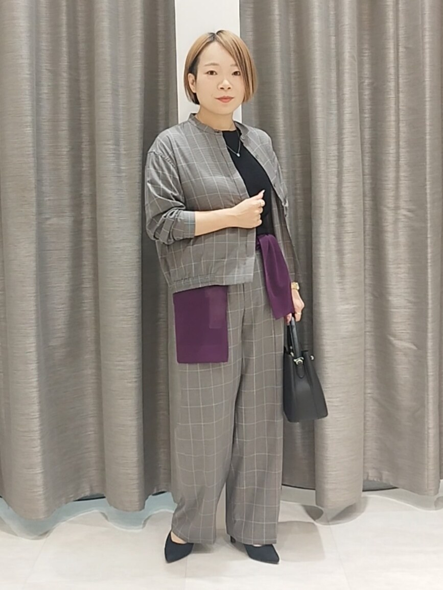 ブラック系のニット/セーター、ブラウン系のその他パンツ、パープル系のカーディガン/ボレロを着用したレディースの秋コーディネートの2枚目の写真
