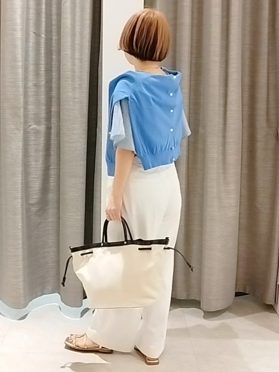 ホワイト系のその他パンツ、ブルー系のカーディガン/ボレロ、ベージュ系のトートバッグを着用したレディースの春コーディネートの5枚目の写真