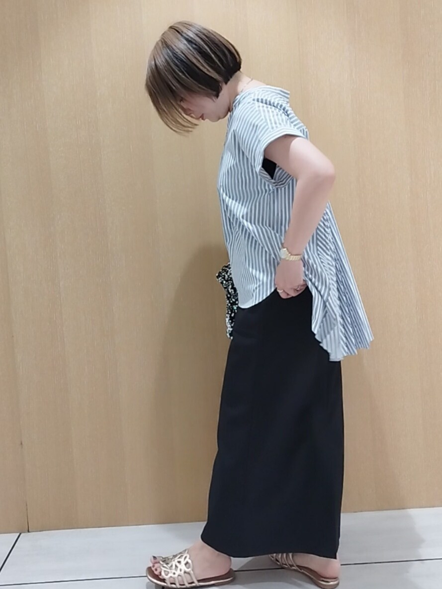 ブルー系のシャツ/ブラウス、ブラック系のタンクトップ、ブラック系のスカートを着用したレディースの夏コーディネートの5枚目の写真