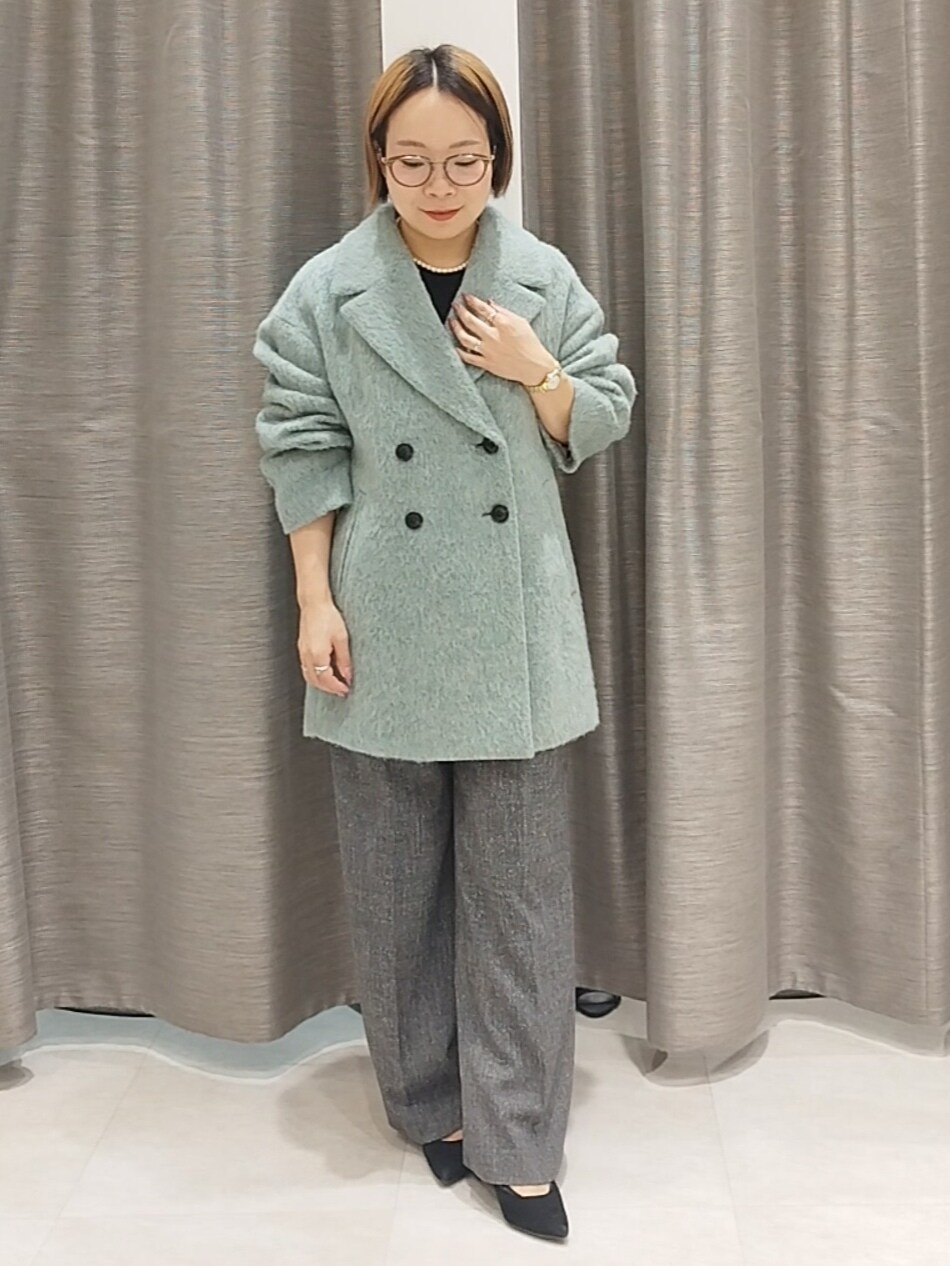 ブラック系のニット/セーター、グレー系のその他パンツ、ゴールド系のネックレスを着用したレディースの秋コーディネートの2枚目の写真
