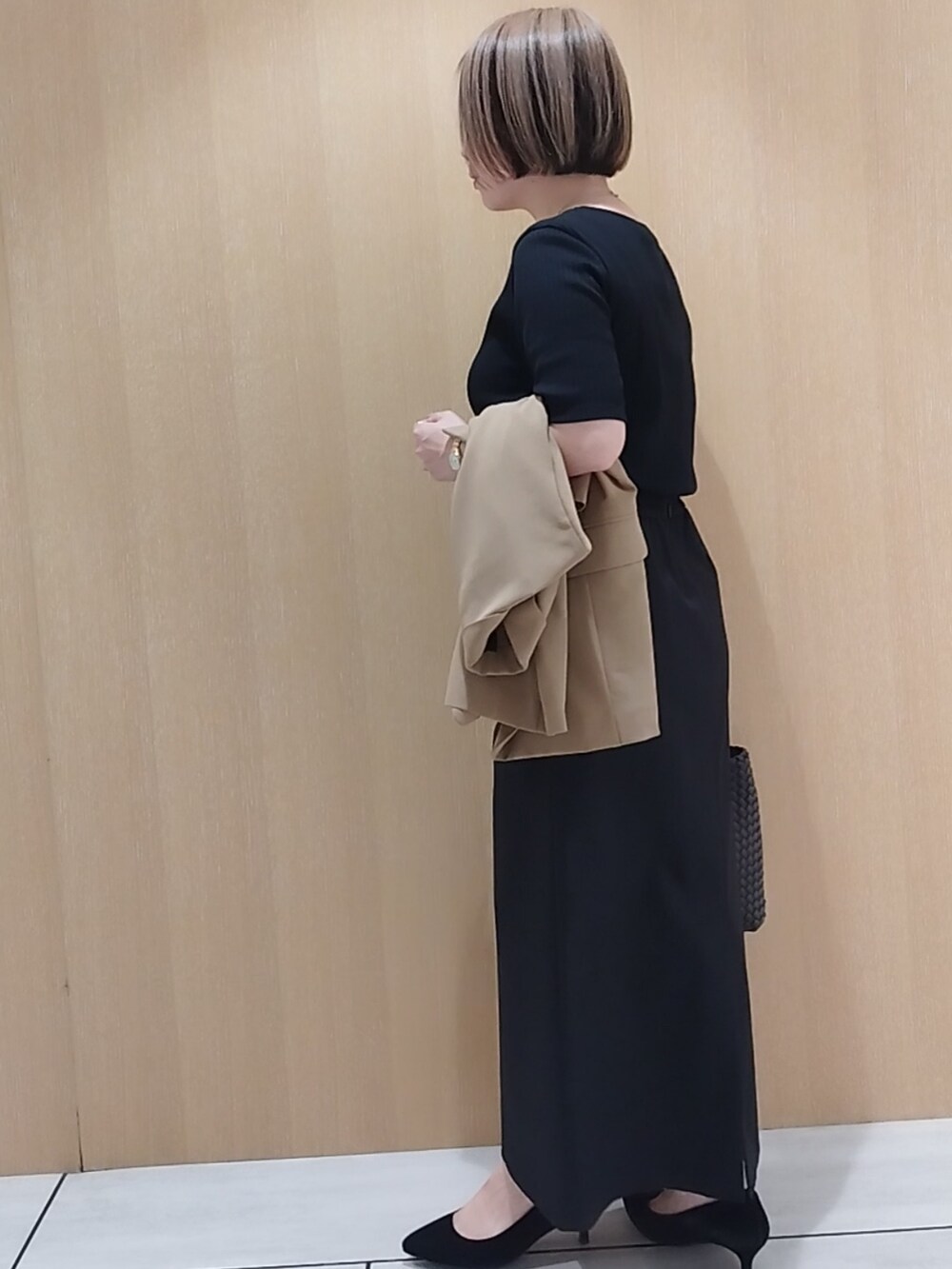 ブラック系のTシャツ/カットソー、ブラック系のスカート、イエロー系のテーラードジャケットを着用したレディースの夏コーディネートの5枚目の写真