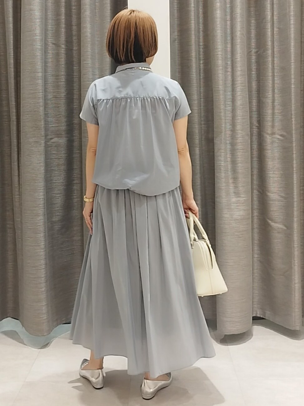 ブラック系のシャツ/ブラウス、ベージュ系のハンドバッグ、ベージュ系のトートバッグを着用したレディースの春コーディネートの10枚目の写真