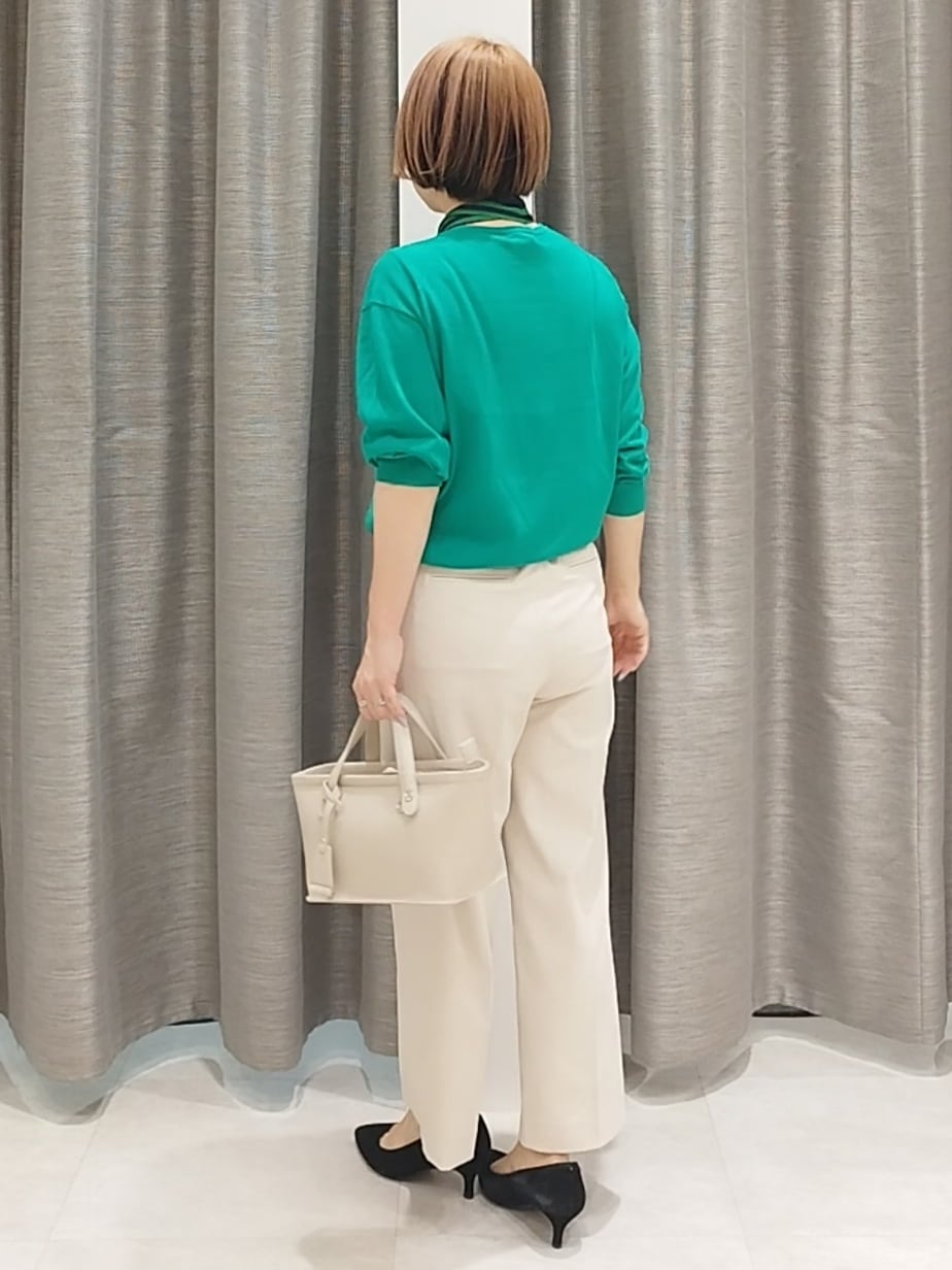 ベージュ系のその他パンツ、ベージュ系のトートバッグ、グリーン系のカーディガン/ボレロを着用したレディースの春コーディネートの9枚目の写真