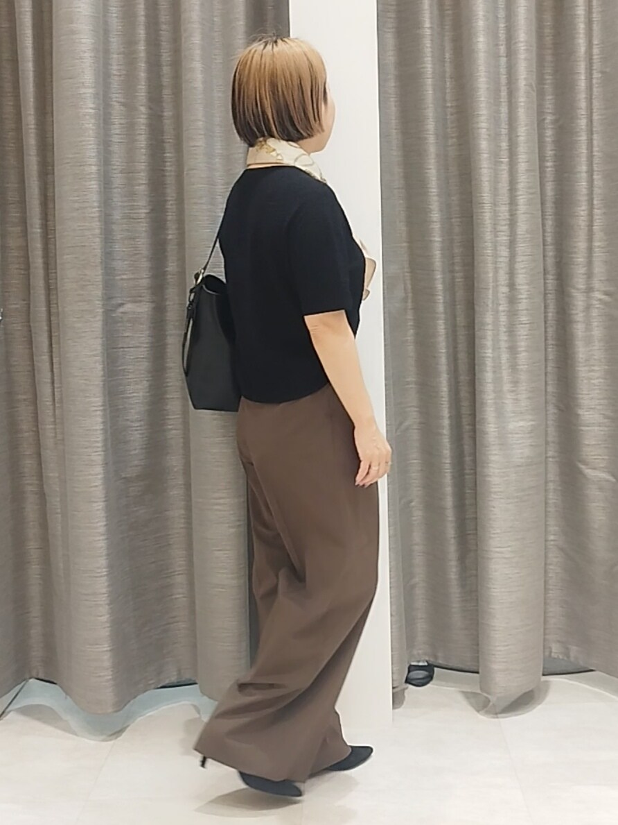 ブラック系のニット/セーター、ブラウン系のその他パンツを着用したレディースの秋コーディネートの7枚目の写真