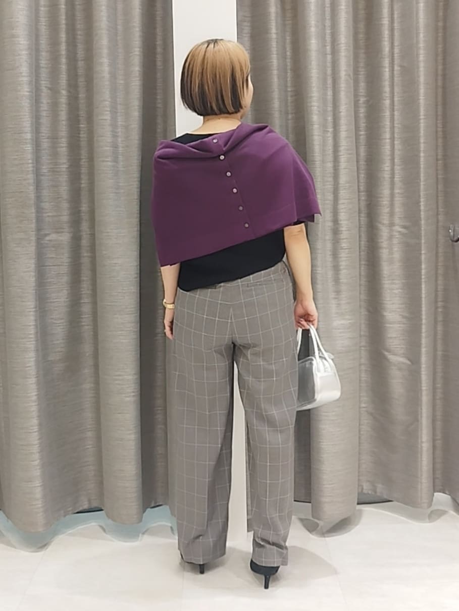 ブラック系のニット/セーター、パープル系のカーディガン/ボレロ、ブラウン系のその他パンツを着用したレディースの秋コーディネートの9枚目の写真