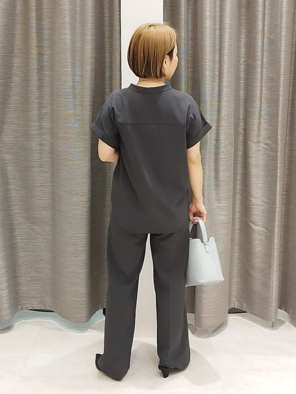 グレー系のシャツ/ブラウスを着用したレディースの夏コーディネートの7枚目の写真