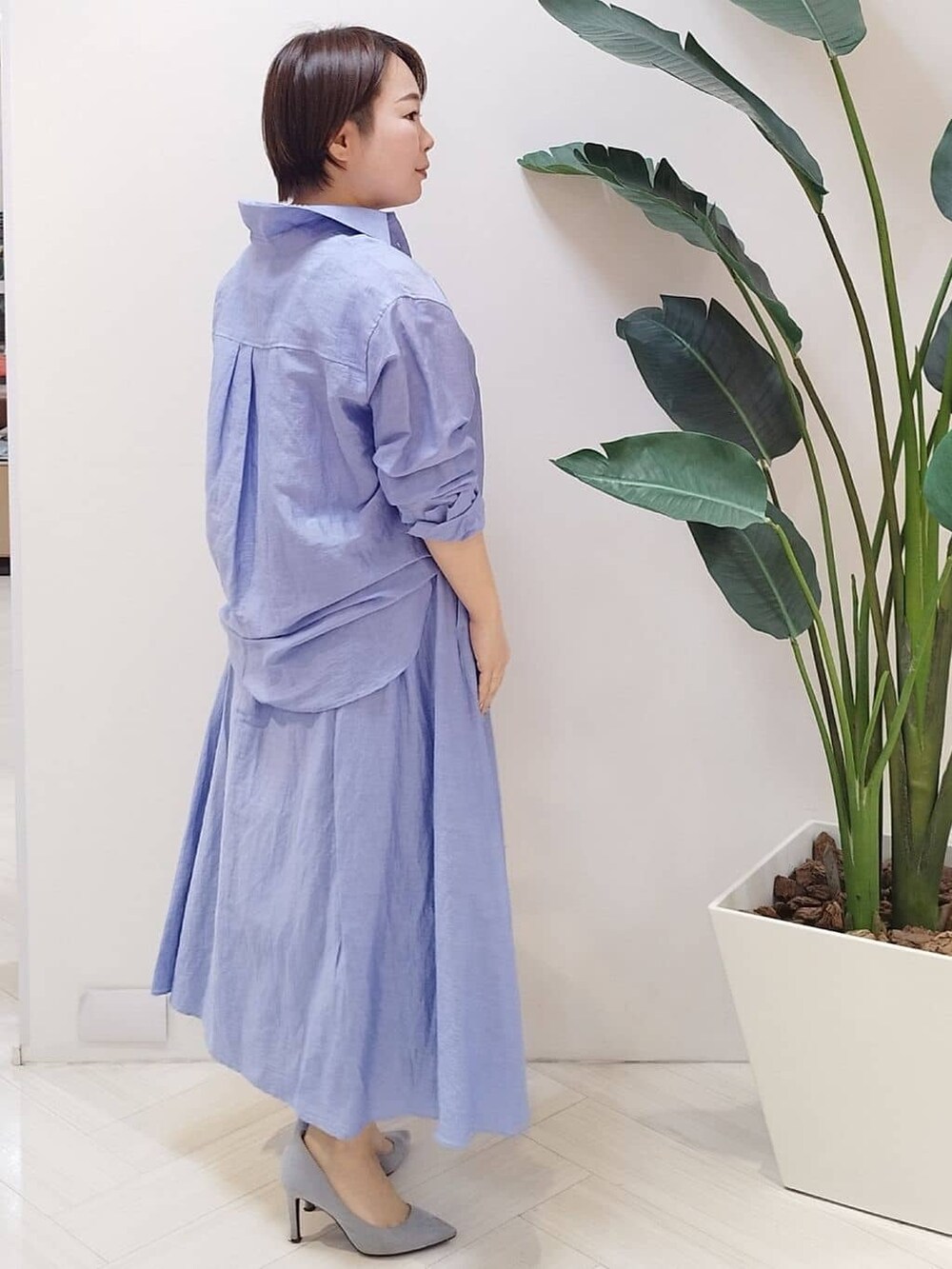 ブルー系のシャツ/ブラウス、ブルー系のスカート、ホワイト系のタンクトップを着用したレディースの夏コーディネートの7枚目の写真