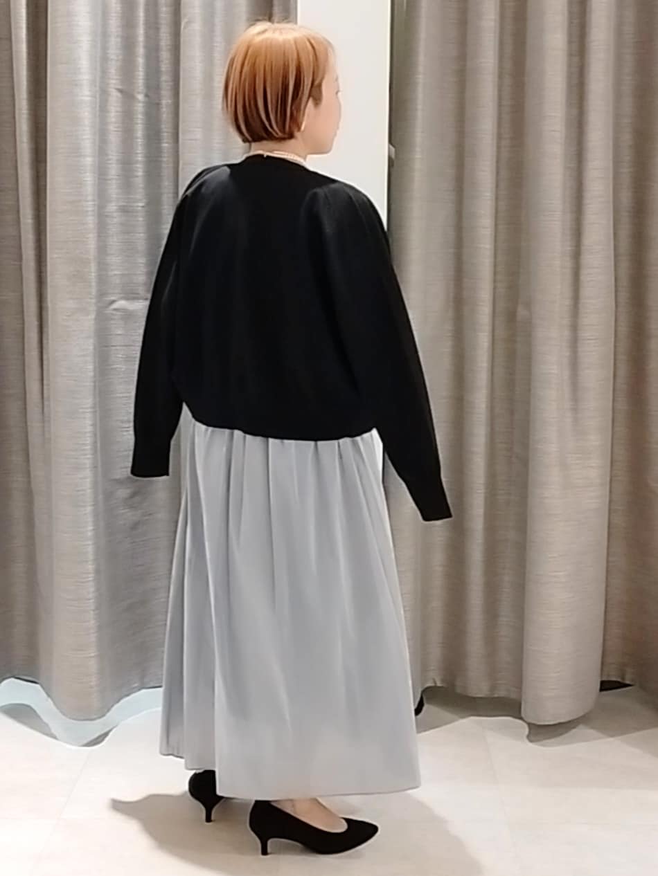 ブルー系のスカート、ブラック系のカーディガン/ボレロ、シルバー系のトートバッグを着用したレディースの春コーディネートの5枚目の写真