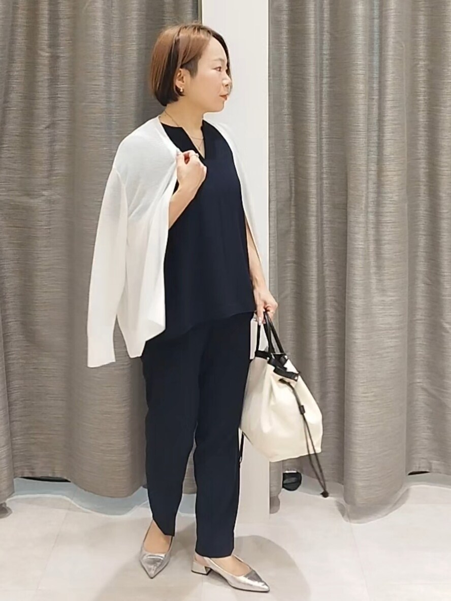 ホワイト系のカーディガン/ボレロ、ブルー系のシャツ/ブラウス、ブルー系のその他パンツを着用したレディースの夏コーディネートの2枚目の写真