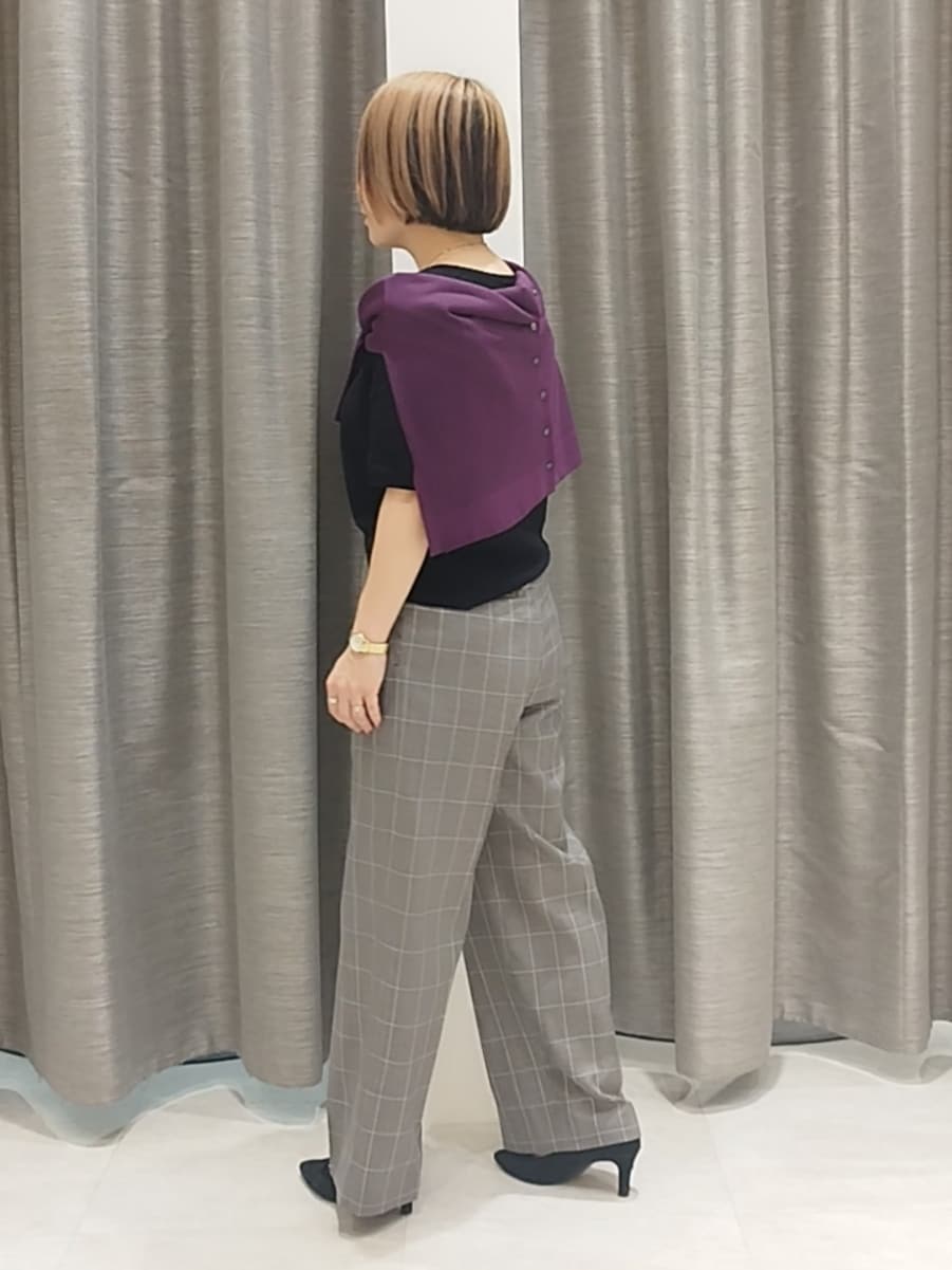 ブラック系のニット/セーター、パープル系のカーディガン/ボレロ、ブラウン系のその他パンツを着用したレディースの秋コーディネートの7枚目の写真