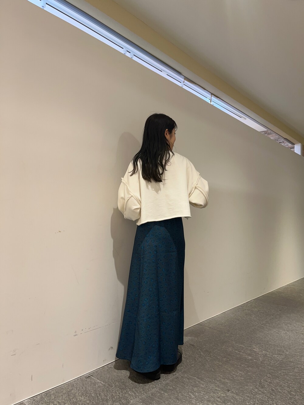「秋服、KBF、kbf_ootd、スウェット、スカート、柄スカート、ブーツ」｜「KBFの『UR TECH』クロップドダメージスウェット（スウェット、ホワイト系）」を使った、maikoさん（レディース・159cm）の秋コーディネートの2枚目の写真