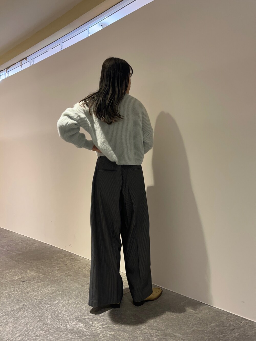 「秋コーデ、キレイめコーデ、KBF、kbf_ootd、ローファー、ニット、ワイドパンツ」｜「KBFのクロップドVネックニット（ニット/セーター、グレー系）」を使った、maikoさん（レディース・159cm）の秋コーディネートの2枚目の写真