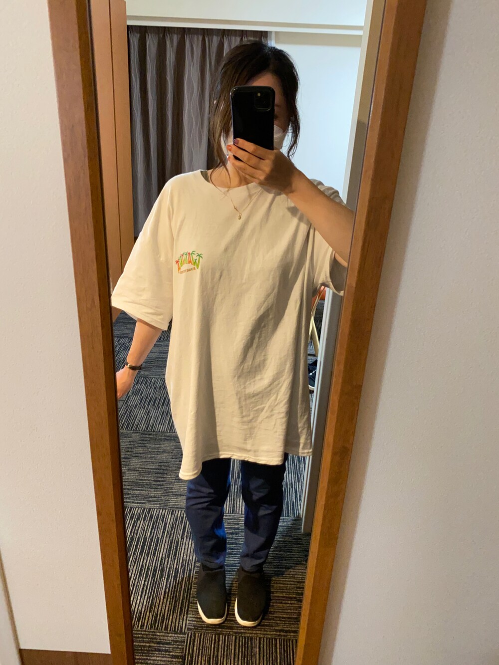 「ぽっちゃり、フェススタイル、休日スタイル、スニーカー、低身長、大人カジュアル」｜「brand ?のアイテム（Tシャツ/カットソー、ホワイト系）」を使った、千日紅さん（レディース・156cm）の秋コーディネートの2枚目の写真