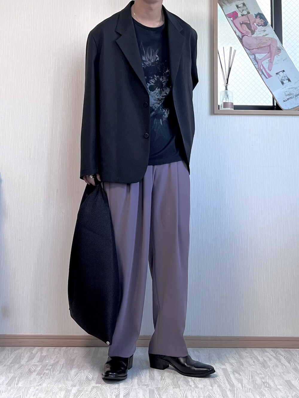 ブラック系のテーラードジャケット、ブラック系のTシャツ/カットソー、パープル系のスラックスを着用したメンズの夏コーディネートの2枚目の写真