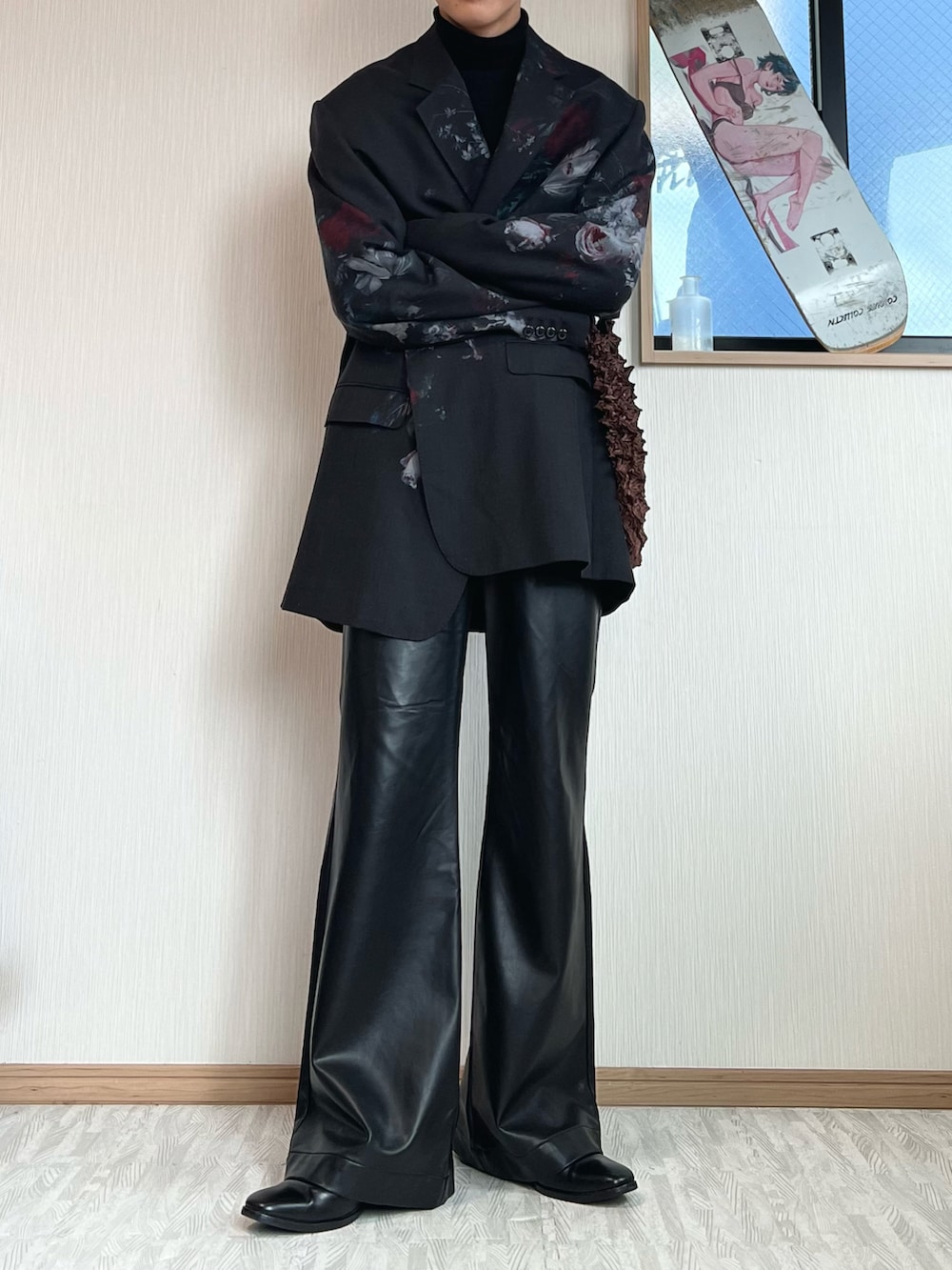 ブラック系のジャケット/アウター、ブラック系のニット/セーター、ブラック系のその他パンツを着用したメンズの冬コーディネートの3枚目の写真