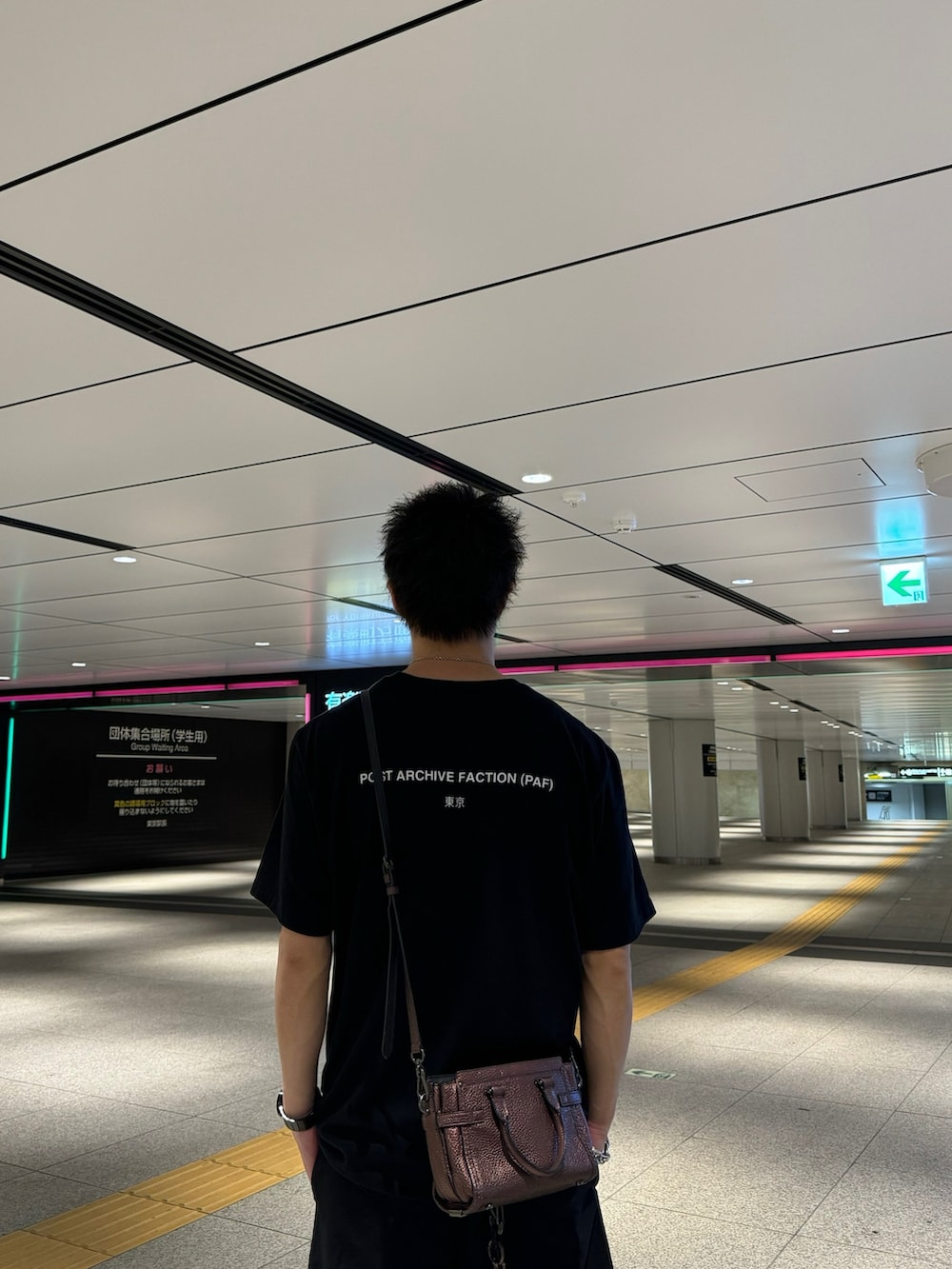 「アツいコーデ全部見せ、夏、夏コーデ、Tシャツ、ロゴT、ショーツ、ショートパンツ、短パン、スニーカー、ショルダーバッグ、ミニバッグ、サングラス、ブラックコーデ、モノトーン、モノトーンコーデ」｜「POST ARCHIVE FACTIONのアイテム（Tシャツ/カットソー、ブラック系）」を使った、あおいさん（メンズ・174cm）の夏コーディネートの4枚目の写真