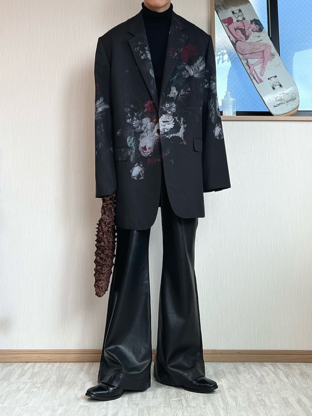 ブラック系のジャケット/アウター、ブラック系のニット/セーター、ブラック系のその他パンツを着用したメンズの冬コーディネートの2枚目の写真