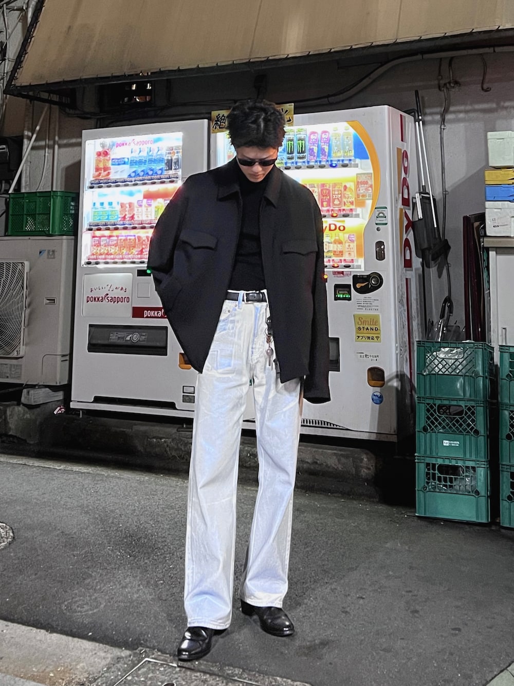 「重ね着ベストシーズン、ブルゾン、ウール、ウールギャバジン、ウールギャバ、ウールジャケット、タートルネック、デニム、デニムパンツ、箔押し加工、ヒール、ヒールブーツ、モノトーン、モノトーンコーデ、WEARyouthコーデ」｜「Y'sのアイテム（ブルゾン、ブラック系）」を使った、あおいさん（メンズ・174cm）の秋コーディネートの3枚目の写真