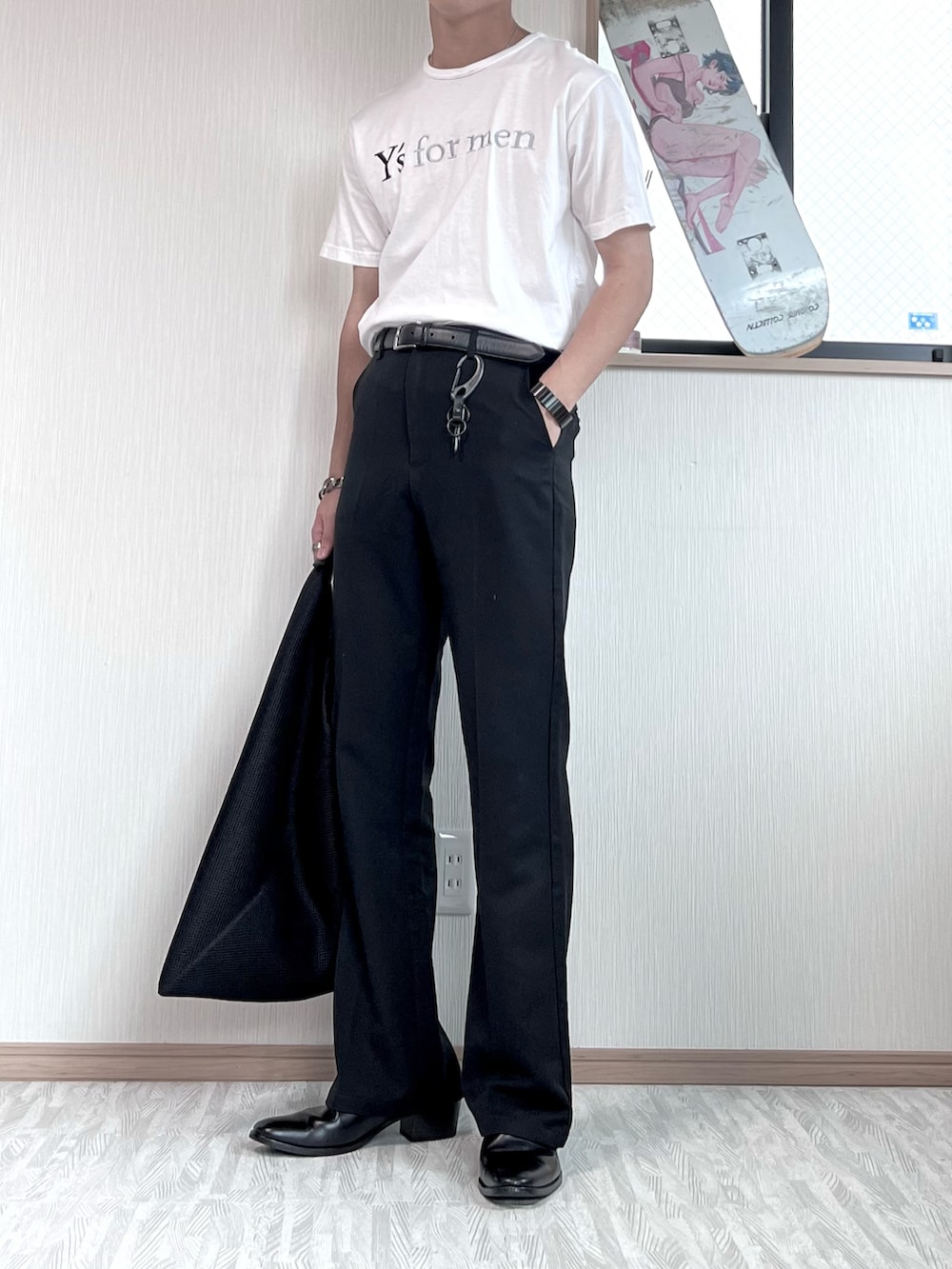 「シンプルコーデ、夏コーデ、Tシャツ、モノトーン、ブーツ、ヒールブーツ、タックイン、トートバッグ、スラックス、フレアパンツ」｜「Y'sのアイテム（Tシャツ/カットソー、ホワイト系）」を使った、あおいさん（メンズ・174cm）の夏コーディネートの2枚目の写真