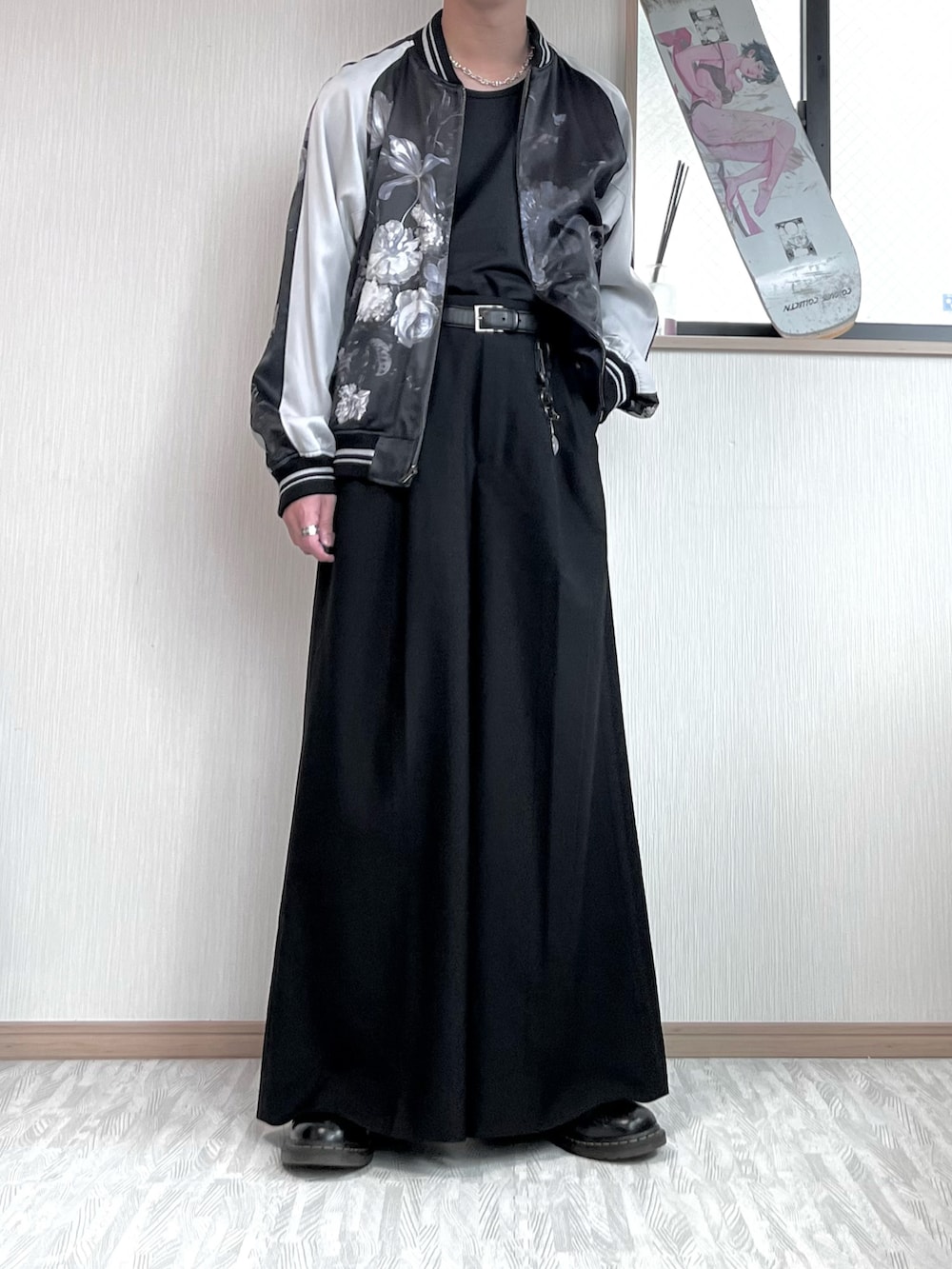 「秋、秋コーデ、モノトーン、モノトーンコーデ、スカジャン、花柄、タンクトップ、タックイン、フレアパンツ、ワイドパンツ、スラックス、フレアスラックス、革靴」｜「LAD MUSICIANの【2/28入荷予定】フラワープリントブルゾン（その他、ブルー系）」を使った、あおいさん（メンズ・174cm）の秋コーディネートの2枚目の写真