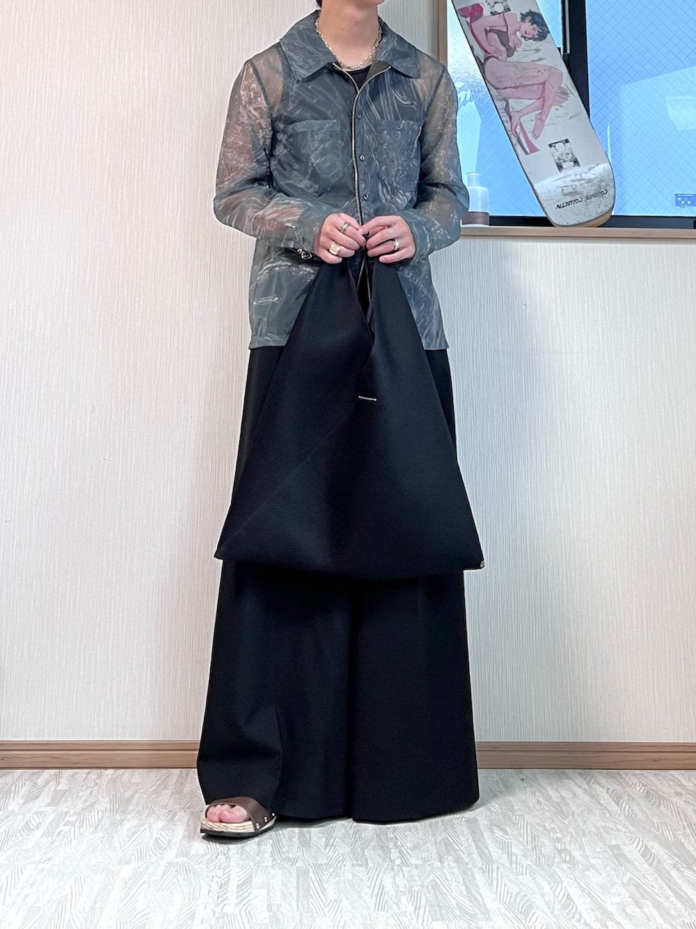 「秋、秋コーデ、初秋コーデ、シースルー、シースルートップス、シースルーシャツ、フレアパンツ、フレアスラックス、サンダル、サンダルコーデ、モノトーン、モノトーンコーデ、WEARyouthコーデ、秋服準備はじめました」｜「MASUのZIP-UP MARBLE BANDANA SHIRT（シャツ/ブラウス、ブラック系）」を使った、あおいさん（メンズ・174cm）の夏コーディネートの2枚目の写真