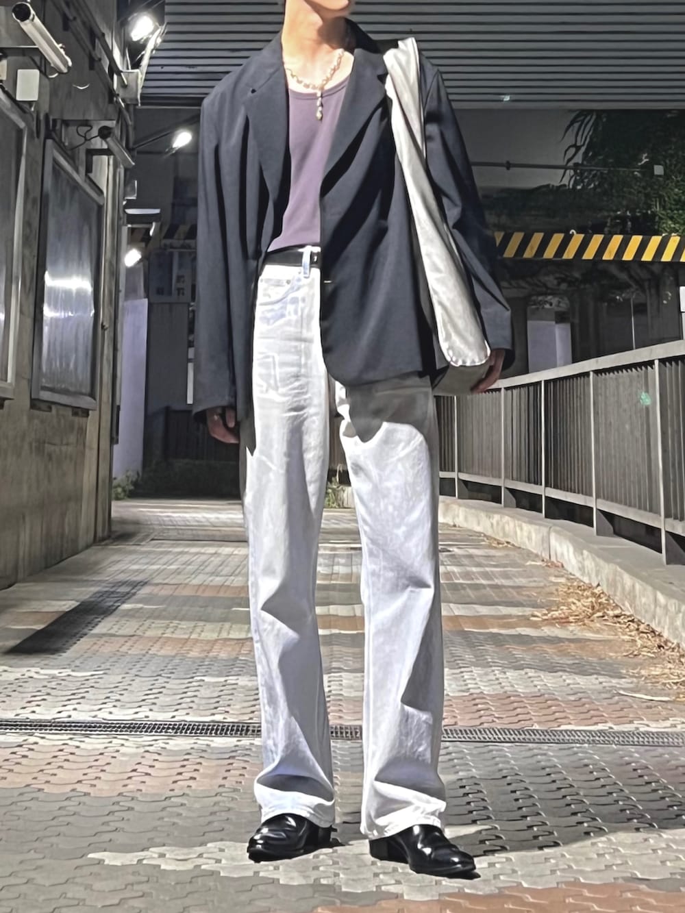 「秋服まるっと大公開、秋、秋コーデ、テーラードジャケット、ジャケットスタイル、ノースリーブ、タンクトップ、デニム、デニムパンツ、箔押し加工、ヒール、ヒールブーツ、モノトーン、モノトーンコーデ、シンプルコーデ」｜「LAD MUSICIANのアイテム（テーラードジャケット、ブラック系）」を使った、あおいさん（メンズ・174cm）の秋コーディネートの2枚目の写真