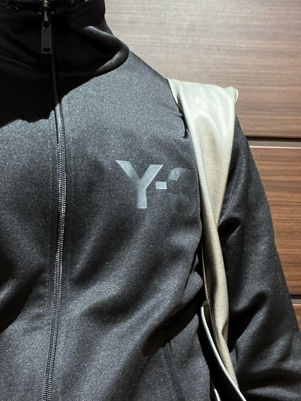 ブラック系のブルゾン、ブラック系のジャージ、ブラック系のTシャツ/カットソーを着用したメンズの冬コーディネートの3枚目の写真