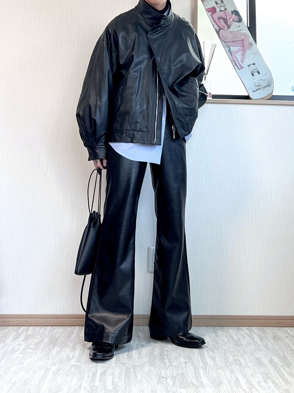 「ほめられ本命コーデ、春、春コーデ、レザー、レザージャケット、ブルゾン、フレアパンツ、レザーパンツ、ヒール、ヒールブーツ、サックスブルー、青シャツ、モノトーン、モノトーンコーデ」｜「steinのアイテム（ブルゾン、ブラック系）」を使った、あおいさん（メンズ・174cm）の冬コーディネートの2枚目の写真