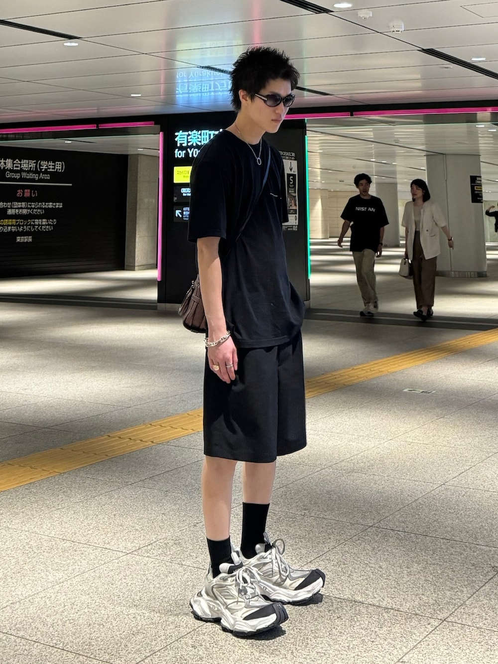 「アツいコーデ全部見せ、夏、夏コーデ、Tシャツ、ロゴT、ショーツ、ショートパンツ、短パン、スニーカー、ショルダーバッグ、ミニバッグ、サングラス、ブラックコーデ、モノトーン、モノトーンコーデ」｜「POST ARCHIVE FACTIONのアイテム（Tシャツ/カットソー、ブラック系）」を使った、あおいさん（メンズ・174cm）の夏コーディネートの3枚目の写真