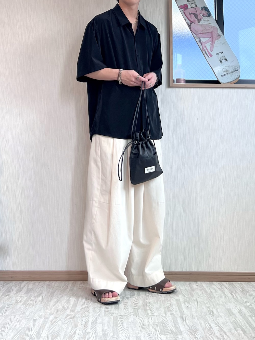 「初夏コーデ、夏、夏コーデ、半袖シャツ、ワイドパンツ、バギーパンツ、白パンツ、サンダル、サンダルコーデ、下駄、モノトーン、モノトーンコーデ、白黒コーデ、シンプル、シンプルコーデ」｜「LAD MUSICIANのDECHINE S/S SHIRT（シャツ/ブラウス、ブラック系）」を使った、あおいさん（メンズ・174cm）の夏コーディネートの2枚目の写真