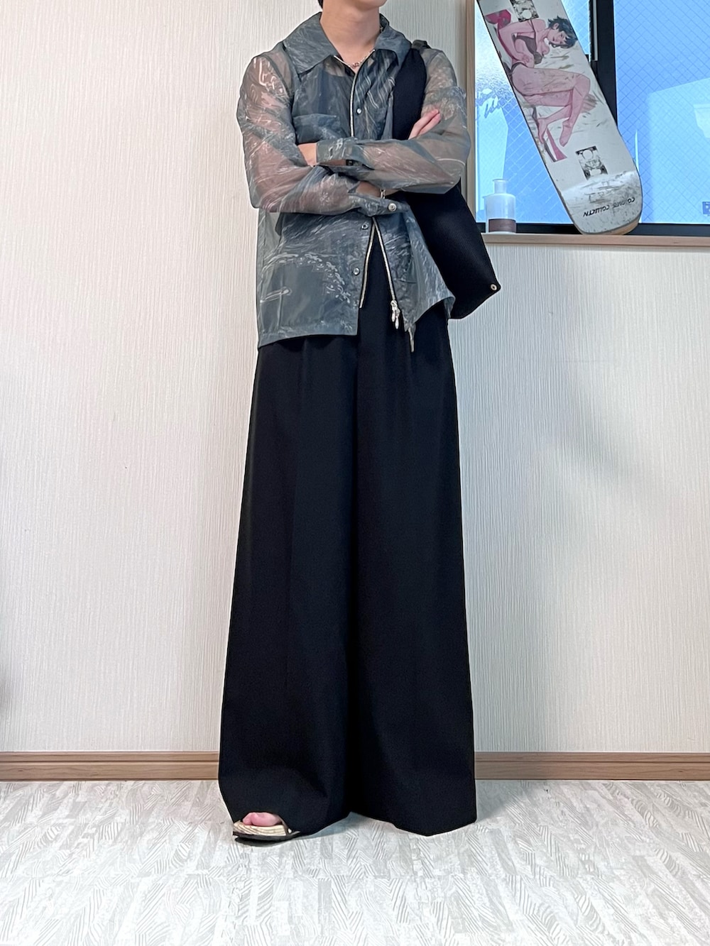 「秋、秋コーデ、初秋コーデ、シースルー、シースルートップス、シースルーシャツ、フレアパンツ、フレアスラックス、サンダル、サンダルコーデ、モノトーン、モノトーンコーデ、WEARyouthコーデ、秋服準備はじめました」｜「MASUのZIP-UP MARBLE BANDANA SHIRT（シャツ/ブラウス、ブラック系）」を使った、あおいさん（メンズ・174cm）の夏コーディネートの3枚目の写真