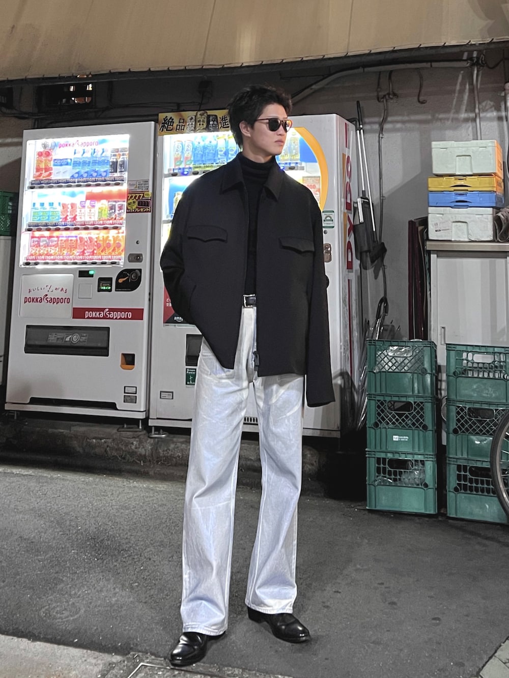 「重ね着ベストシーズン、ブルゾン、ウール、ウールギャバジン、ウールギャバ、ウールジャケット、タートルネック、デニム、デニムパンツ、箔押し加工、ヒール、ヒールブーツ、モノトーン、モノトーンコーデ、WEARyouthコーデ」｜「Y'sのアイテム（ブルゾン、ブラック系）」を使った、あおいさん（メンズ・174cm）の秋コーディネートの2枚目の写真