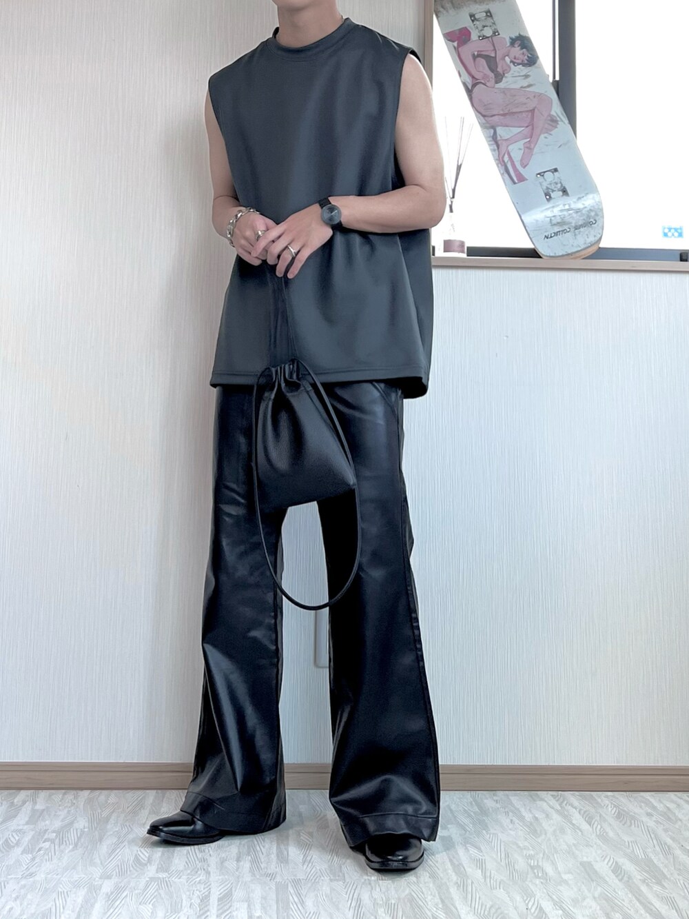 「夏コーデ、夏、ノースリーブ、タンクトップ、レザーパンツ、フレアパンツ、革靴、ブーツ、ヒールブーツ、ブーツスタイル、巾着バッグ、ミニバッグ」｜「N.HOOLYWOODのアイテム（タンクトップ、グレー系）」を使った、あおいさん（メンズ・174cm）の夏コーディネートの2枚目の写真