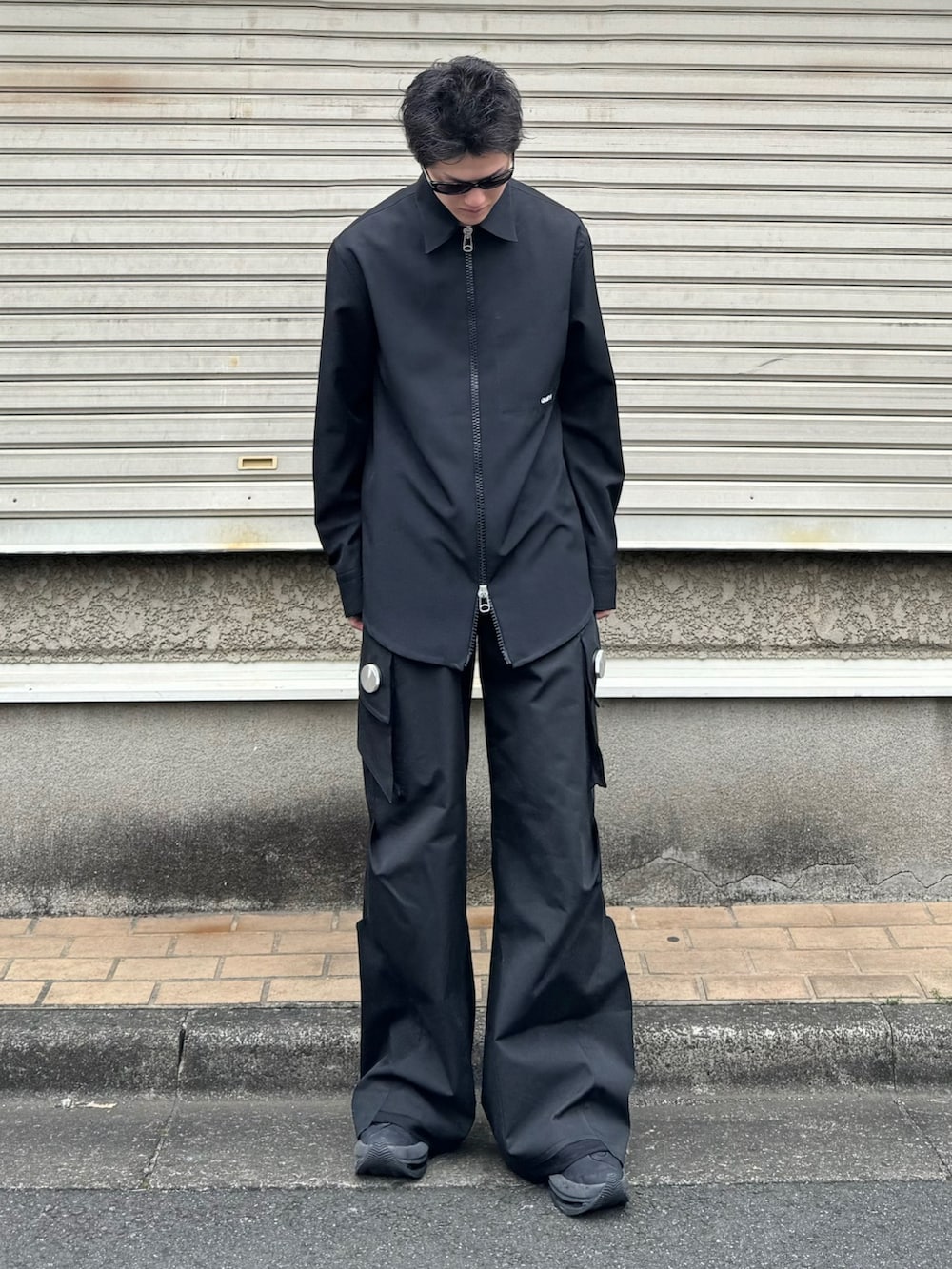 「春、春コーデ、シャツスタイル、ジップシャツ、カーゴパンツ、テックウェア、テックパンツ、スニーカー、スニーカーコーデ、サングラス、モノトーン、モノトーンコーデ、オールブラック、オールブラックコーデ、cmmawear」｜「OAMCのアイテム（シャツ/ブラウス、ブラック系）」を使った、あおいさん（メンズ・174cm）の春コーディネートの2枚目の写真