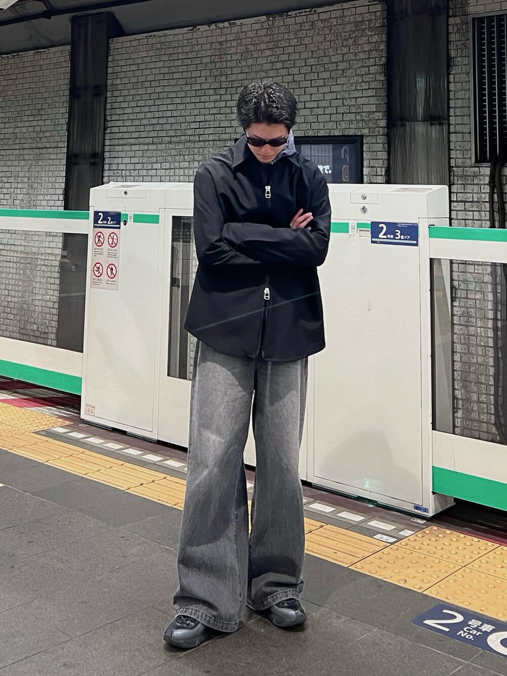 「シンプルコーデ、シャツ、シャツスタイル、ジップシャツ、ナイロン、ナイロンジャケット、デニム、デニムパンツ、ブラックデニム、エレファントジーンズ、スニーカー、スニーカーコーデ、サングラス、モノトーン、モノトーンコーデ」｜「OAMCのアイテム（シャツ/ブラウス、ブラック系）」を使った、あおいさん（メンズ・174cm）の冬コーディネートの2枚目の写真