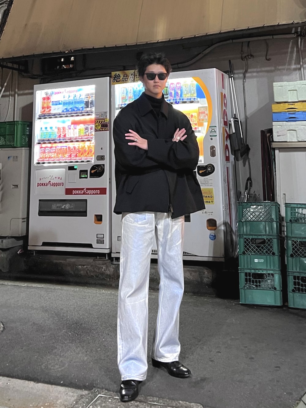 「重ね着ベストシーズン、ブルゾン、ウール、ウールギャバジン、ウールギャバ、ウールジャケット、タートルネック、デニム、デニムパンツ、箔押し加工、ヒール、ヒールブーツ、モノトーン、モノトーンコーデ、WEARyouthコーデ」｜「Y'sのアイテム（ブルゾン、ブラック系）」を使った、あおいさん（メンズ・174cm）の秋コーディネートの4枚目の写真
