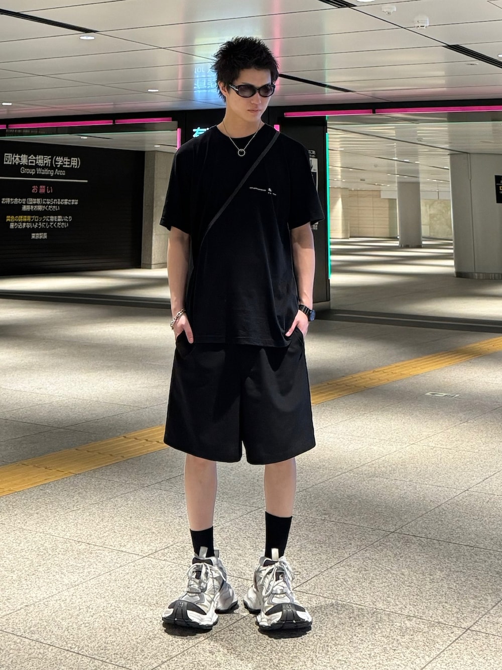 「アツいコーデ全部見せ、夏、夏コーデ、Tシャツ、ロゴT、ショーツ、ショートパンツ、短パン、スニーカー、ショルダーバッグ、ミニバッグ、サングラス、ブラックコーデ、モノトーン、モノトーンコーデ」｜「POST ARCHIVE FACTIONのアイテム（Tシャツ/カットソー、ブラック系）」を使った、あおいさん（メンズ・174cm）の夏コーディネートの2枚目の写真
