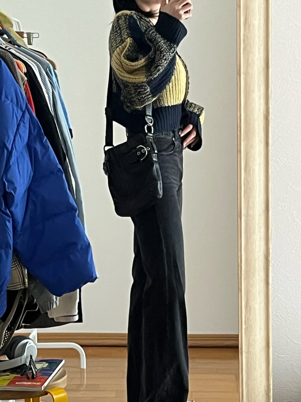 ブルー系のカーディガン/ボレロを着用したレディースの秋コーディネートの2枚目の写真