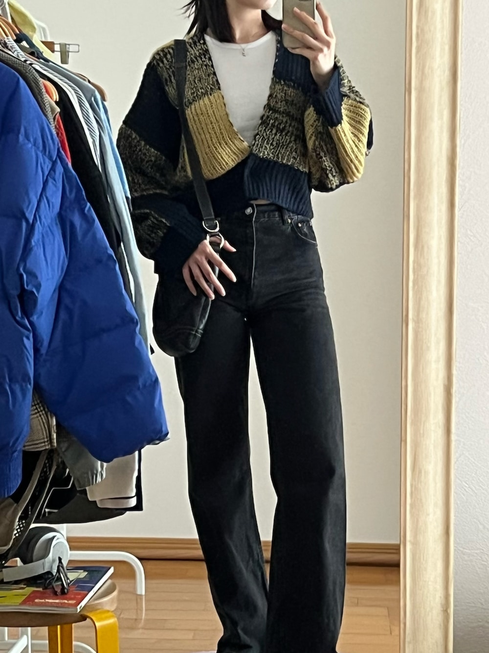 ブルー系のカーディガン/ボレロを着用したレディースの秋コーディネートの3枚目の写真
