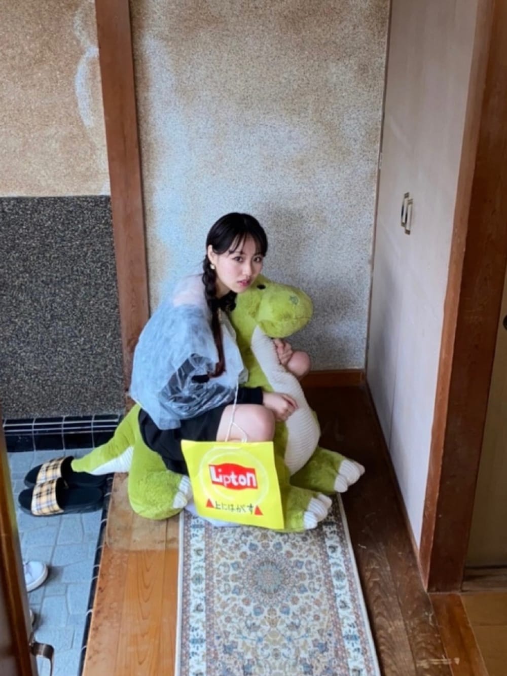 ブラック系のスカートを着用したレディースの秋コーディネートの2枚目の写真