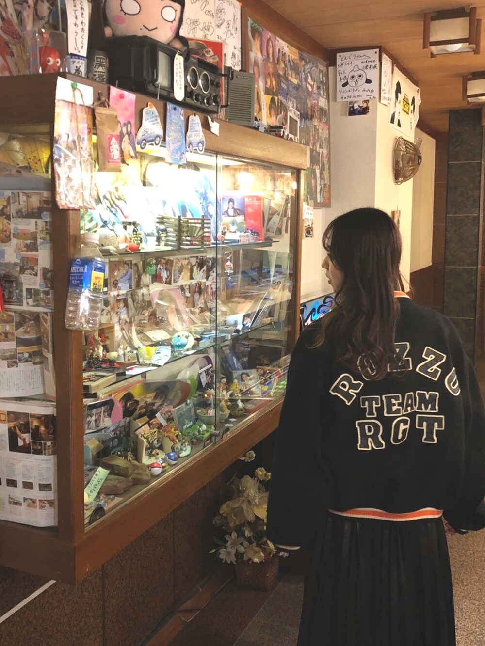 ブラック系のスカート、ブラック系のブーツを着用したレディースの冬コーディネートの3枚目の写真