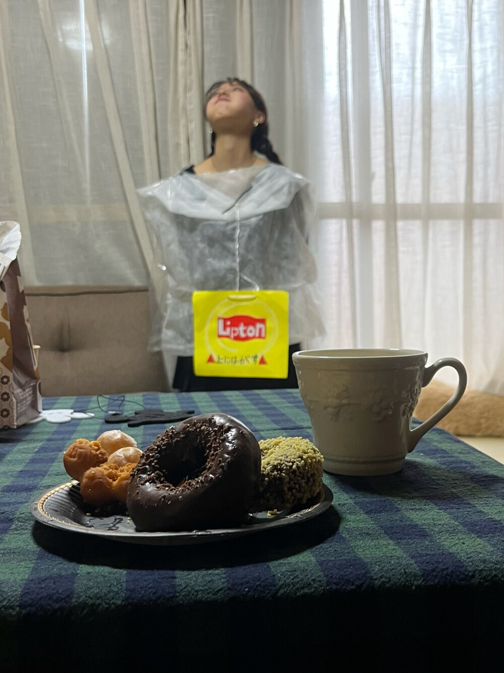 ブラック系のスカートを着用したレディースの秋コーディネートの3枚目の写真