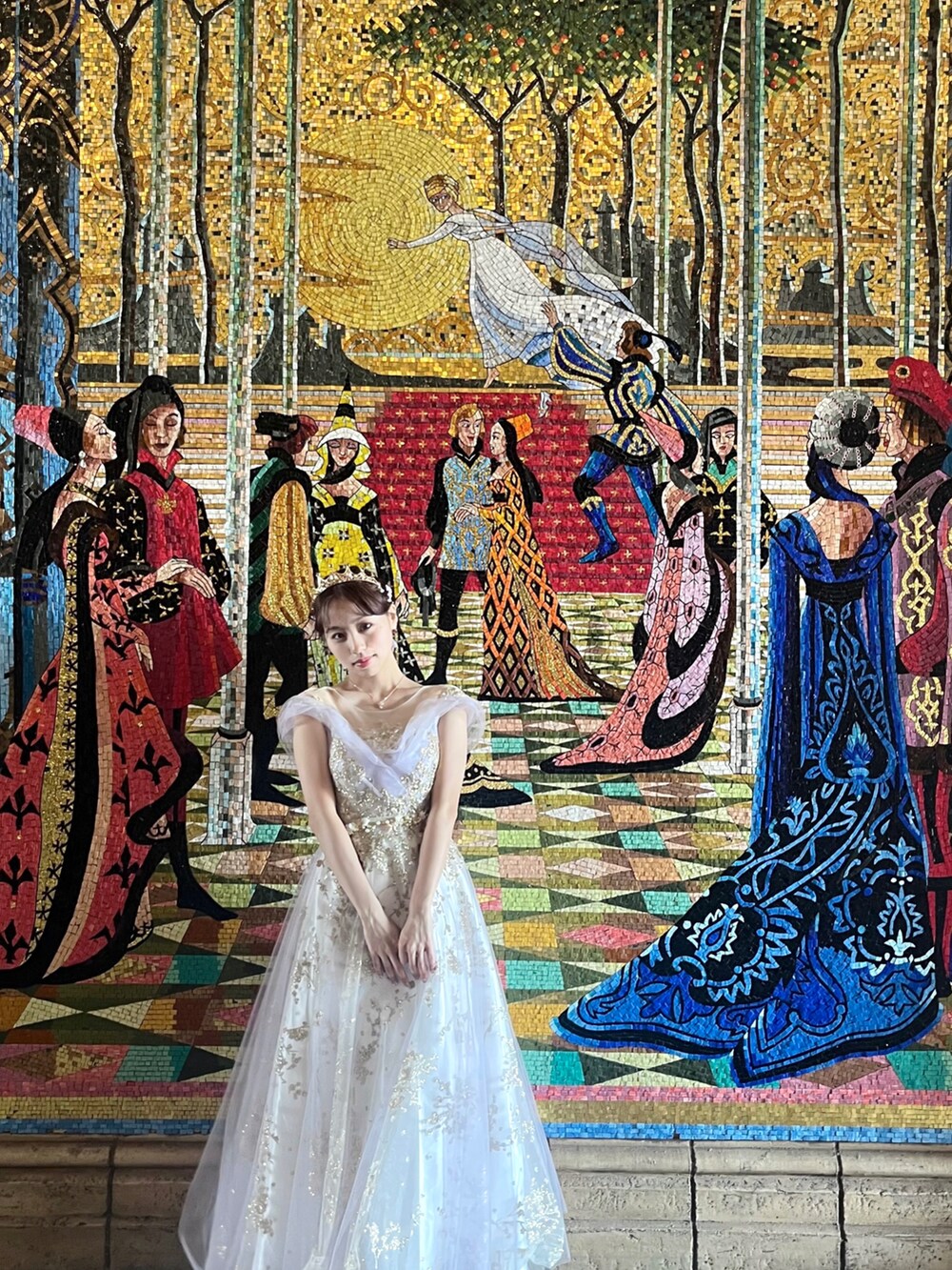 ゴールド系のヘアアクセサリーを着用したレディースの秋コーディネートの3枚目の写真