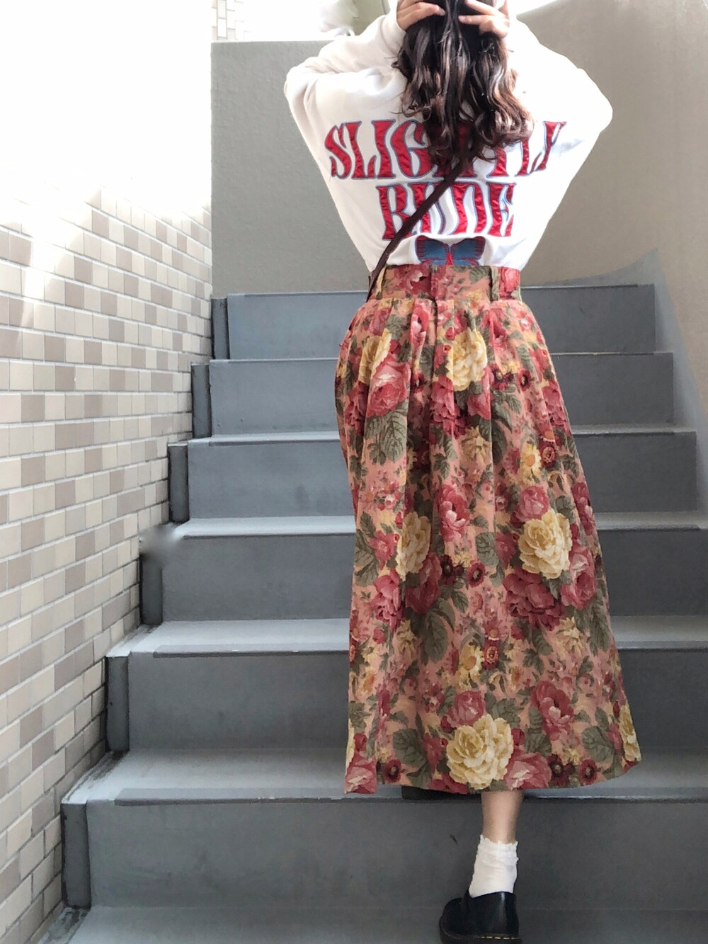 ホワイト系のパーカー、ブラック系のブーツを着用したレディースの冬コーディネートの3枚目の写真