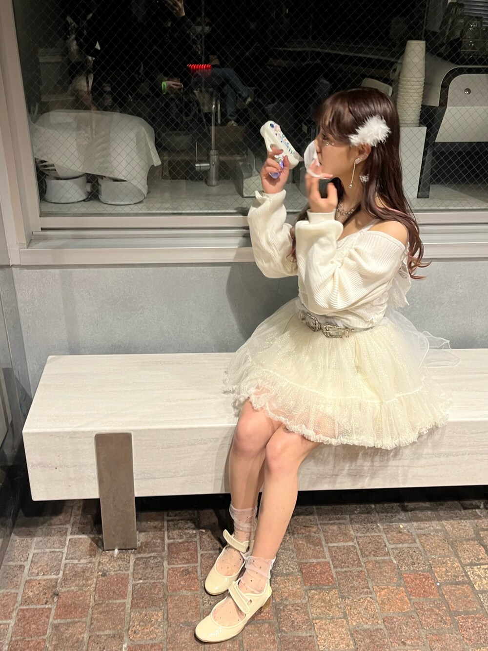 その他のベルトを着用したレディースの秋コーディネートの2枚目の写真