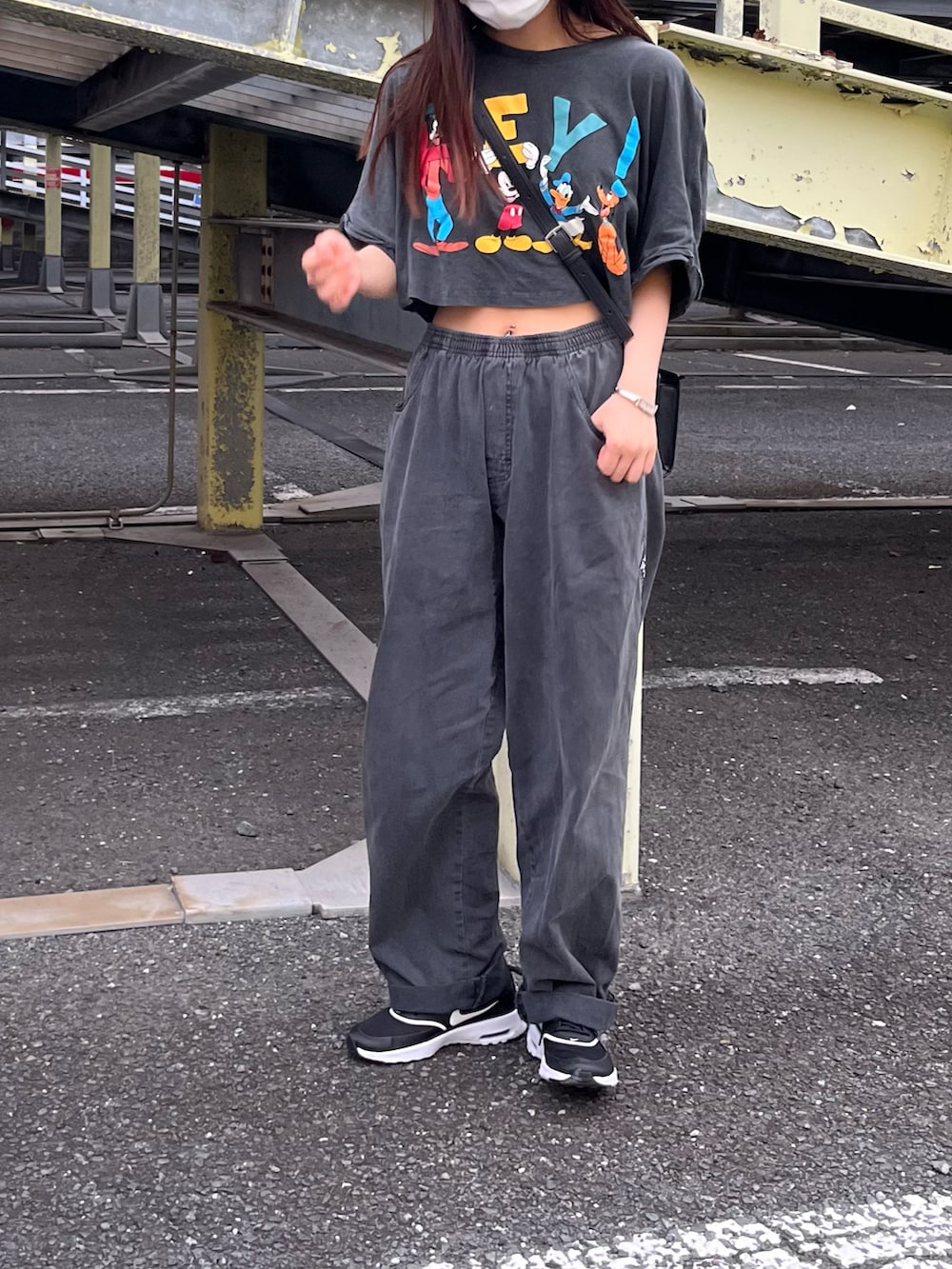 ブラック系のスニーカー、ブラック系のショルダーバッグを着用したレディースの夏コーディネートの2枚目の写真