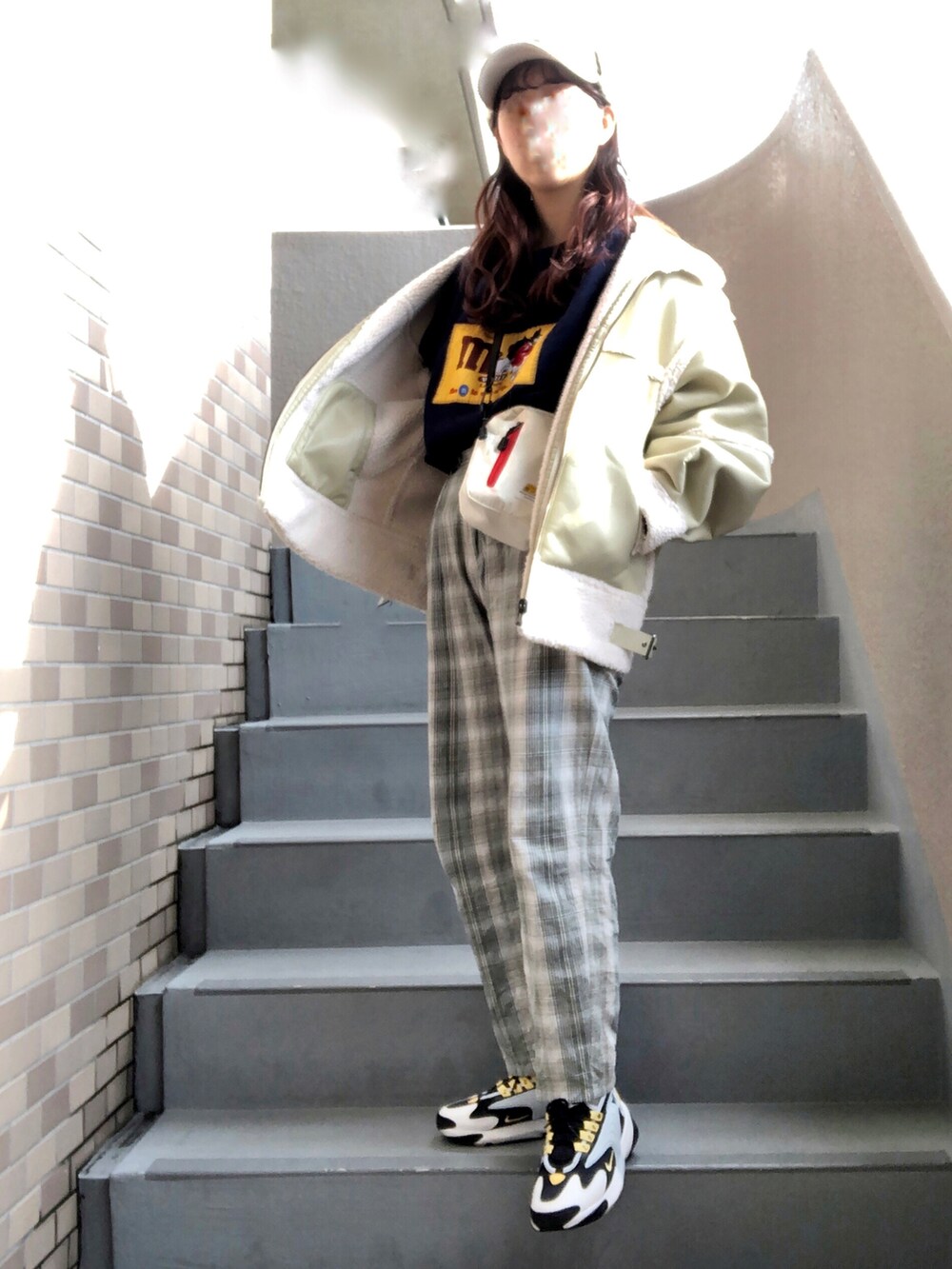 グリーン系のその他パンツ、ブルー系のスニーカー、ホワイト系のキャップを着用したレディースの冬コーディネートの3枚目の写真