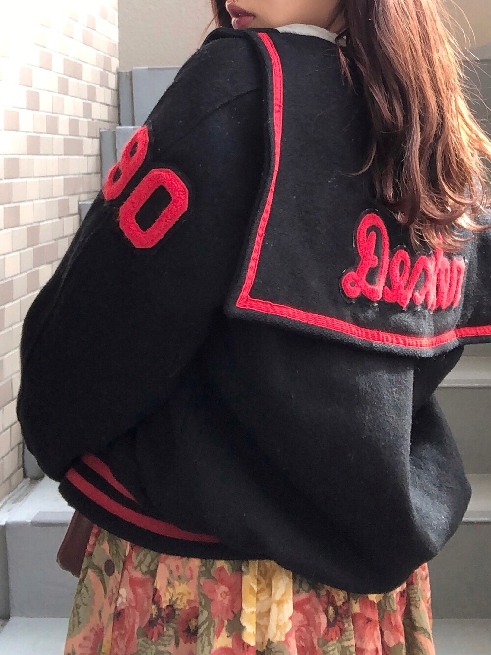 ホワイト系のパーカー、ブラック系のブーツを着用したレディースの冬コーディネートの4枚目の写真