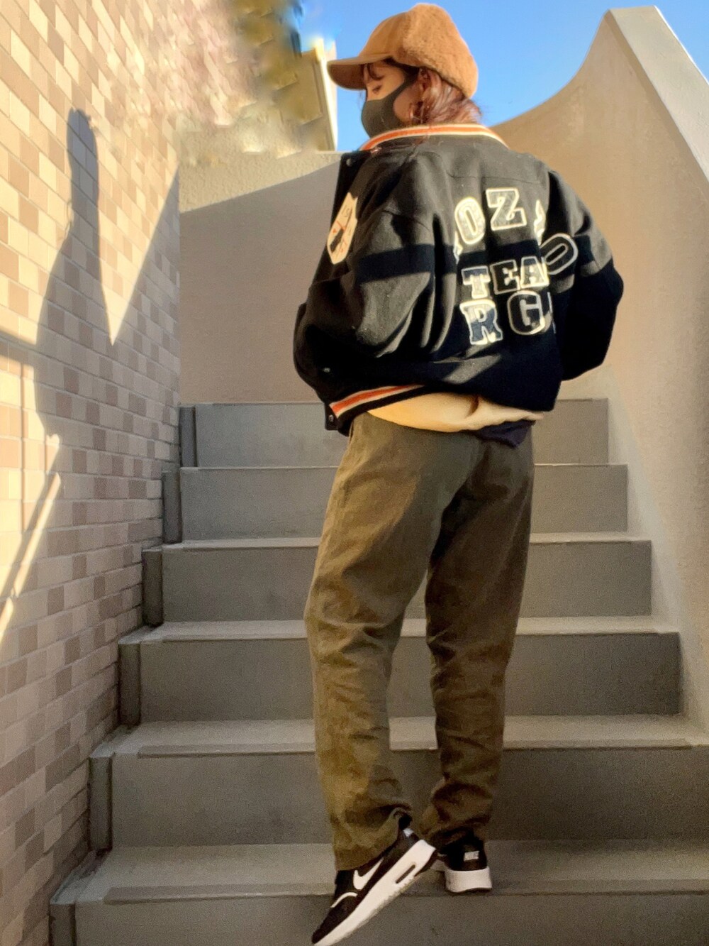 ブラック系のスニーカーを着用したレディースの冬コーディネートの3枚目の写真