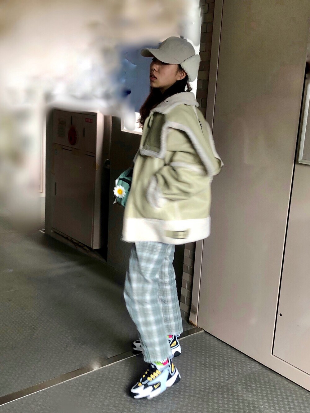 グリーン系のその他パンツ、ブルー系のスニーカー、ホワイト系のブルゾンを着用したレディースの冬コーディネートの3枚目の写真